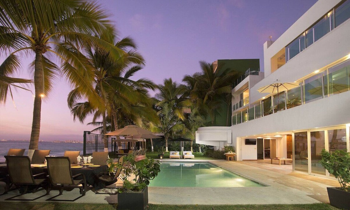 Colonia 5 de Diciembre House | 4 Bedroom Luxury Beach House Fully Staffed w/Pool & Jacuzzi walk to Boardwalk
