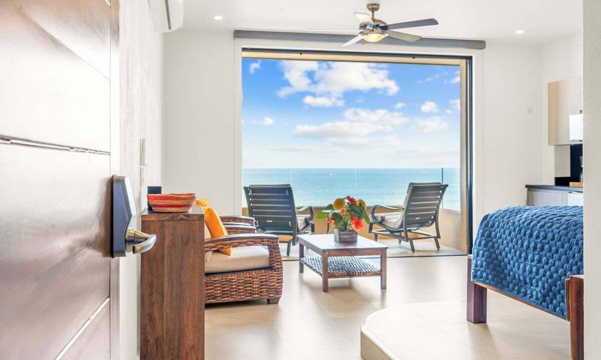 San Francisco Condo | Beachfront Penthouse Studio with Ocean Views