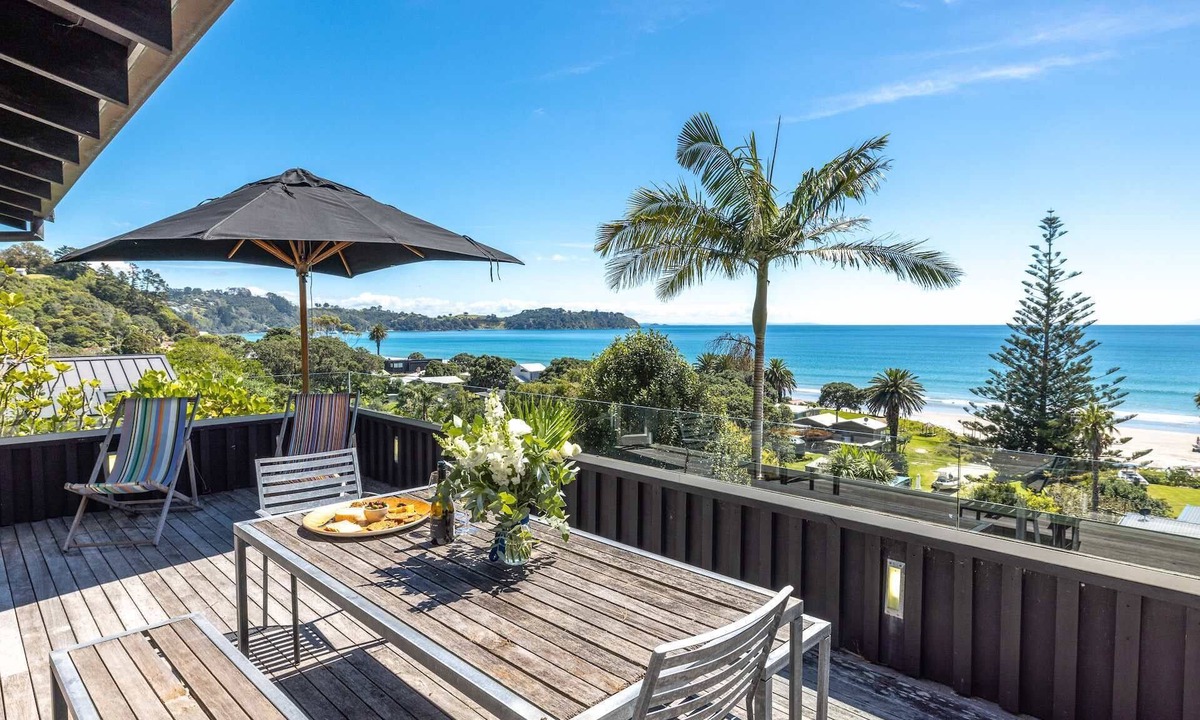Onetangi House | Black Bach - Onetangi Beach & Sea Views