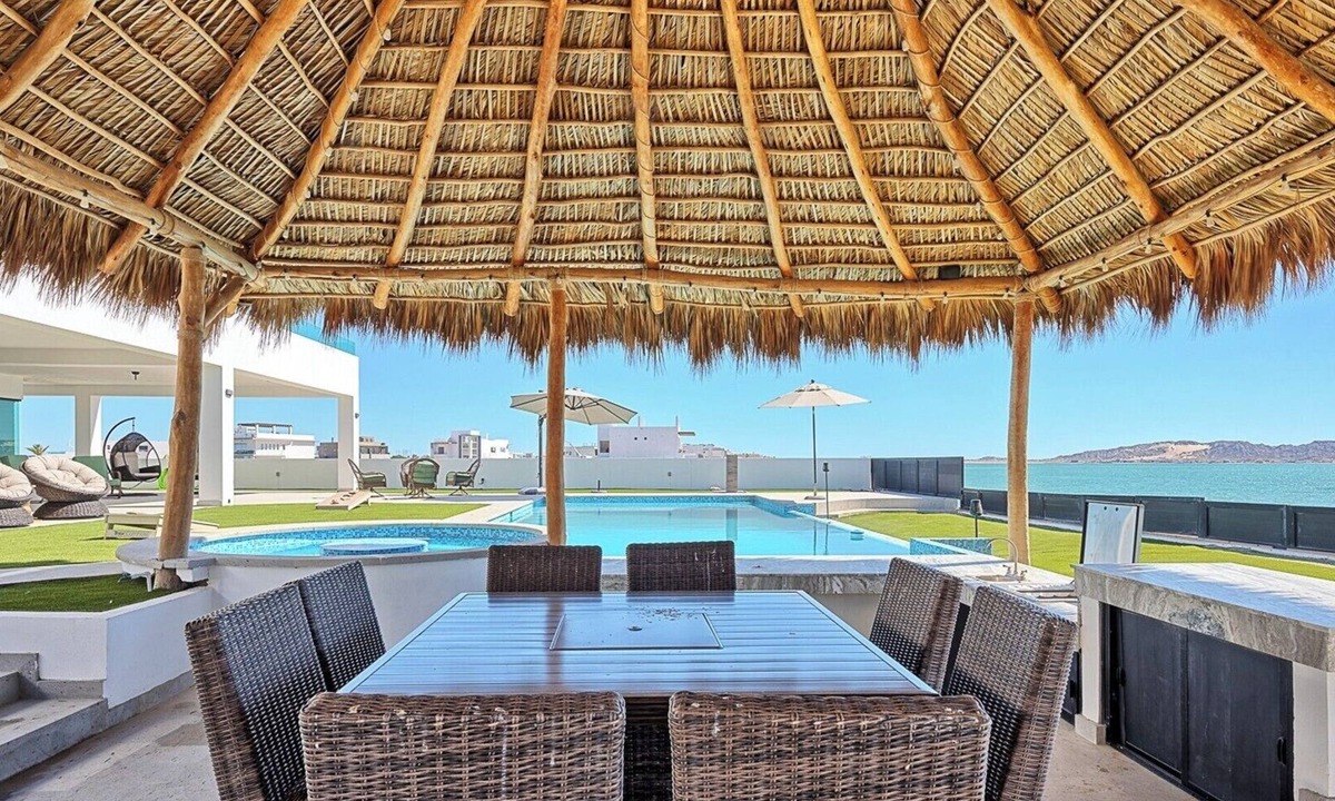 La Choya House | Brand New, Islas del Mar, Palacio de Sriracha