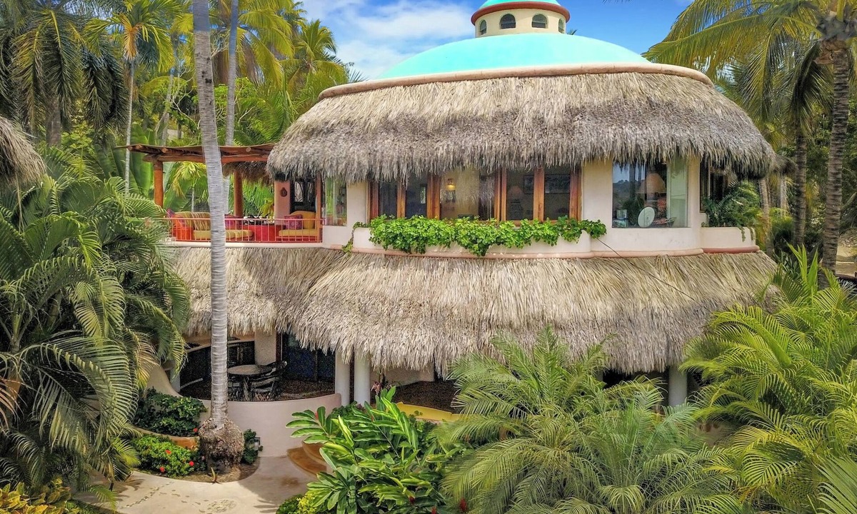 North End House | Casa Enamorada – Oceanfront Escape. 3-bedroom, 3-bath home. Superb location!