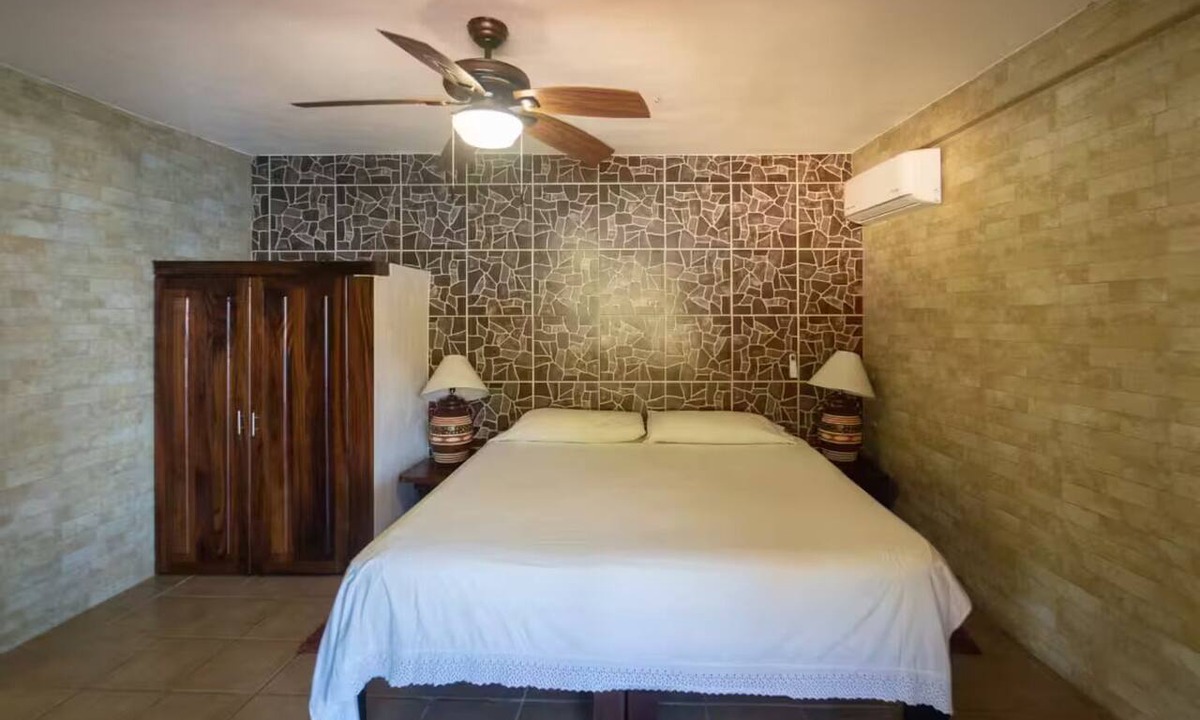 Yelapa House | Garcia Rentals Yelapa: Vista Hermosa con aire acondicionado