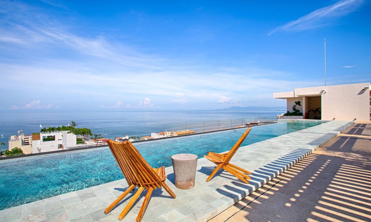 Romantic Zone Condo | HGTV Loft | Rooftop Pool + Gym + Views + Bar