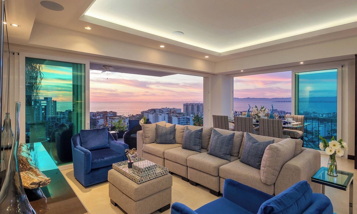 Romantic Zone Condo | Luxurious condo in the West Coast hills with views of the ocean and city life.