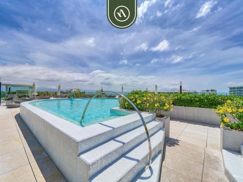 Flamingos House | Luxury 3 BR Condo - Beach Access 1 Block Away