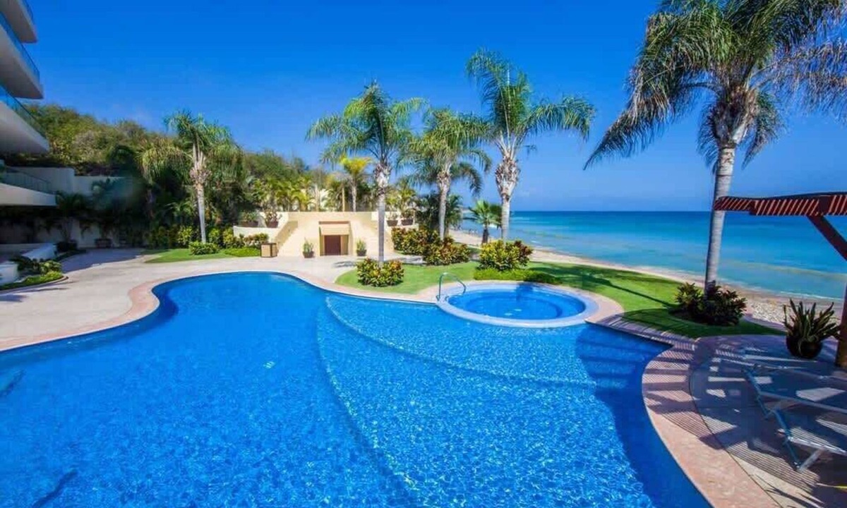 Emiliano Zapata Condo | Luxury Beachfront Condo Ocean View & Infinity Pool
