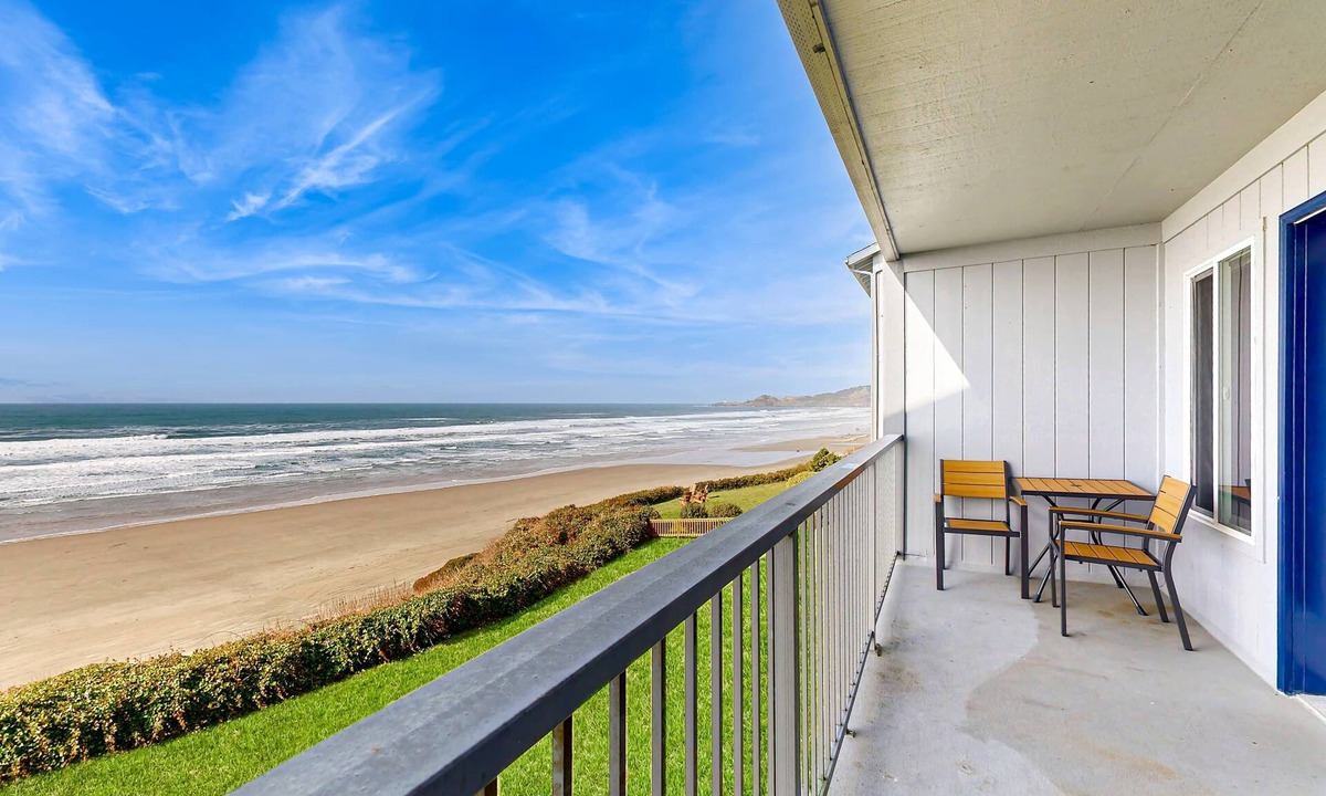 Newport Apartment | Modern oceanfront studio condo on Nye Beach with seasonal pool