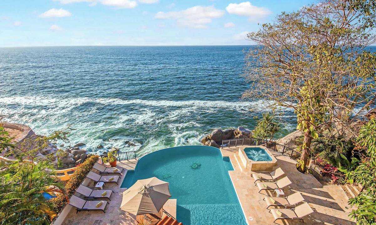 South Shore Hotel Area Villa | [NEW] 5-Star Oceanfront Estate | 7BR w/2 Infinity Pools, Jacuzzi, Full Staff, Shopping Services