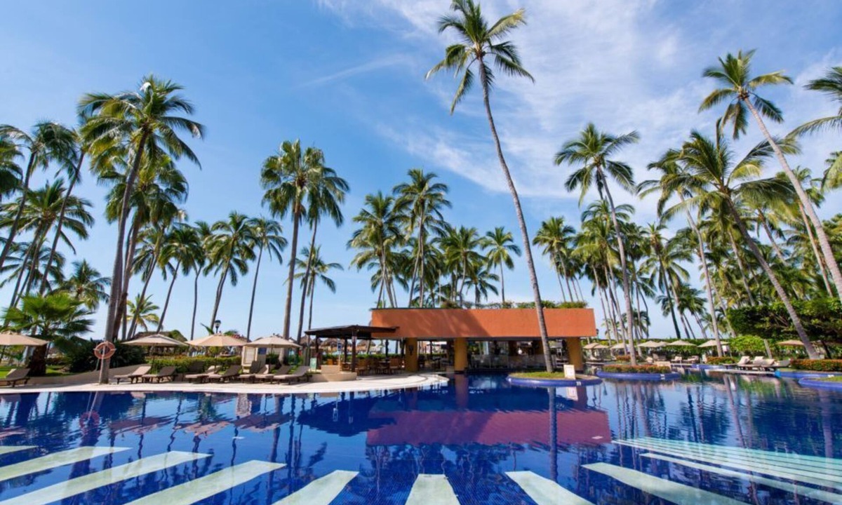 Marina Vallarta Hotel | Ocean Front Studio with Outdoor Pool