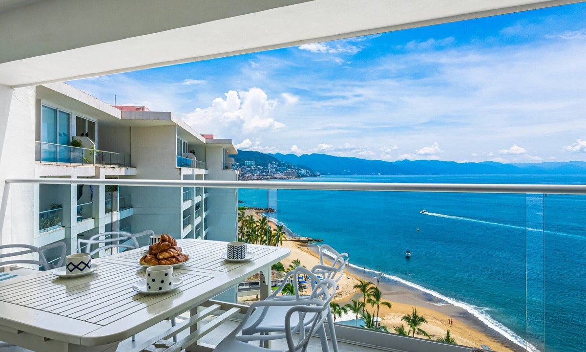 Las Glorias Apartment | Stylish Beachfront 2BR | Balcony Sunsets & Pools