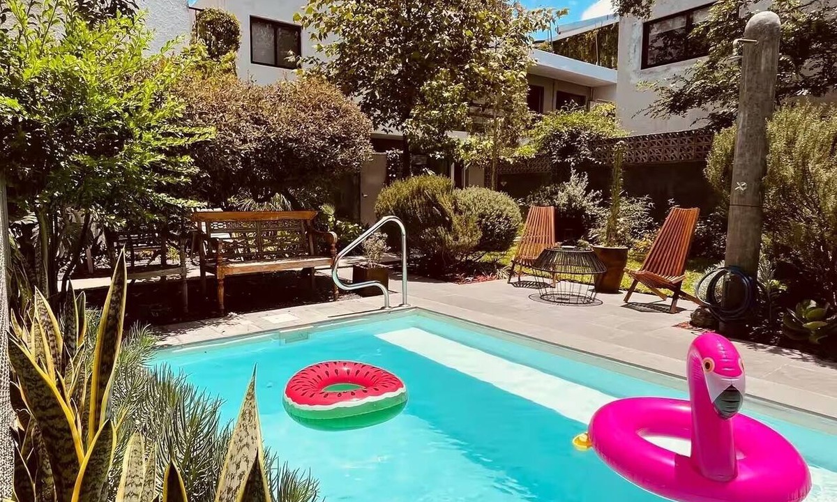 Americana Apartment | Stylish studio apartment in Centro/Colonia Americana—with a pool, balcony, and gardens.