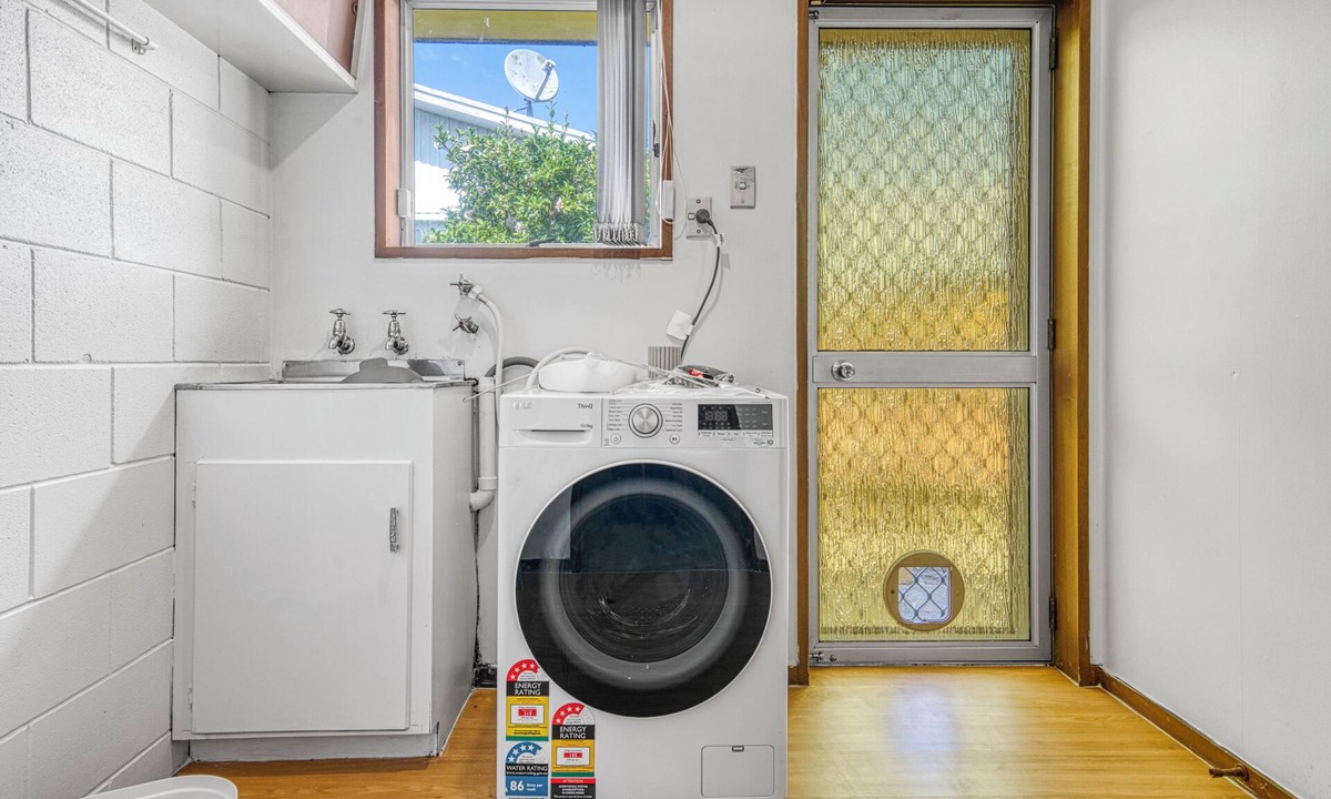Manurewa House | Warmth and the spacious 2 double bedroom