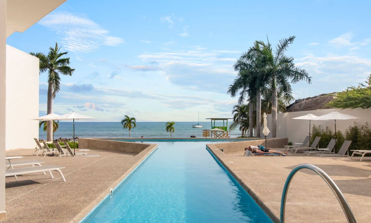 La Cruz de Huanacaxtle Apartment | Zantamar 304E: Beachfront Condo w/Pools & Gym