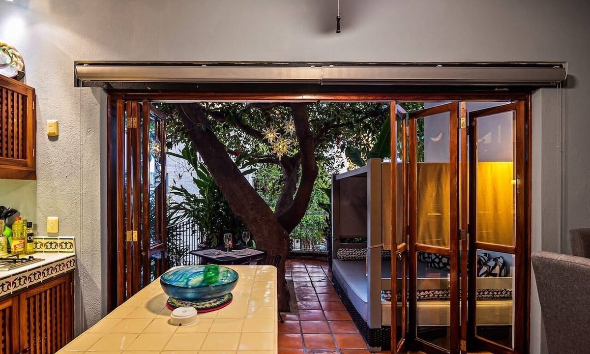 Romantic Zone Condo | Zona Romantica Oasis/Pool/2 block Pier bars shop