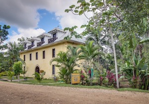 Riverfront Suite, Lovely View, Partial AC, WiFi & Pool in San Ignacio