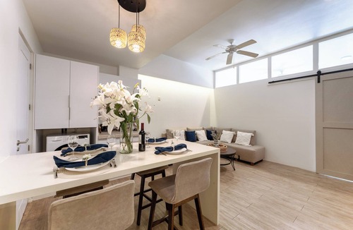 R Condo | 1BR Garden Condo | Walk to Beach | Pool & Gym