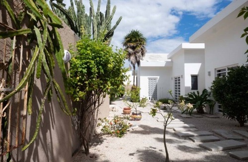 Merida House | 3BD/2B-w/2 Kingsize bedrooms-House-Near Beach-Pool-Hottub-Lrg Patio-pet friendly