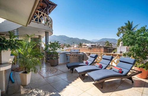 Olimpica Villa | 7 Private King Suites-Rooftop Oasis -Walk to Beach
