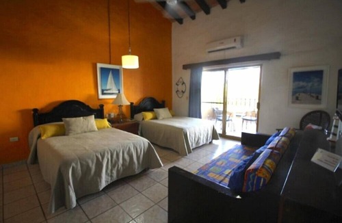 South Hotel Zone Hotel | Beach-front Los Tules Studio with Outdoor Swimming Pool