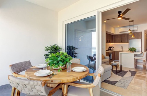 Las Glorias Apartment | Beachfront Luxury | Ocean Views | Pools & Jacuzzi