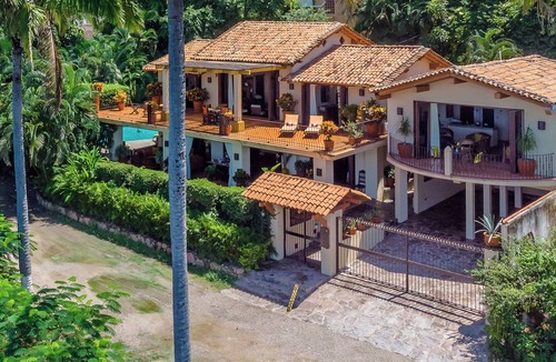 Conchas Chinas Villa | BEAUTIFUL AND LUXURY BEACHFRONT MANSION