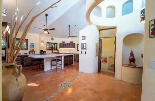 North End House | Casa Enamorada – Oceanfront Escape. 3-bedroom, 3-bath home. Superb location!