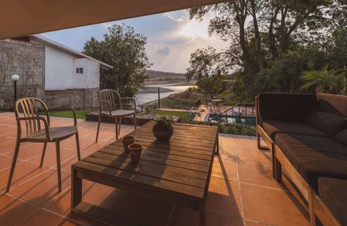 El Oasis Valsequillo House | Casa Piragua: Casa Junto al Lago con Alberca y Chimenea