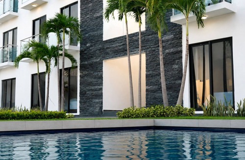 Jiutepec Apartment | Deluxe Suite : King size bed, kitchen and internet. Close to event gardens.
