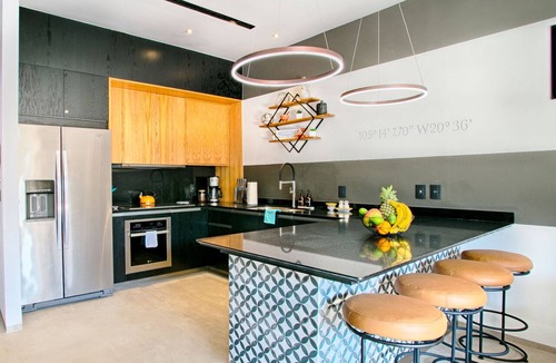 Romantic Zone Condo | HGTV Loft | Rooftop Pool + Gym + Views + Bar
