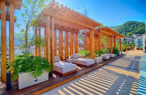 Romantic Zone Condo | HGTV Loft | Rooftop Pool + Gym + Views + Bar