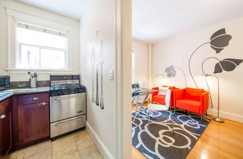 Belltown Condo | Hip Flat. Iconic Downtown. Walk to Pike Place Market.