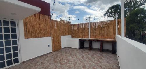Jalatlaco House | Hostal Guelaguetza Danza de la Pluma con Baño Propio