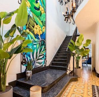 Roma Sur House | Huge Home for 23, Rare Indoor Garden Near Hotspots