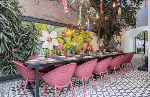 Roma Sur House | Huge Home for 23, Rare Indoor Garden Near Hotspots