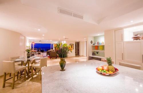 Emiliano Zapata House | Luxury Beachfront Condo Ocean View & Infinity Pool