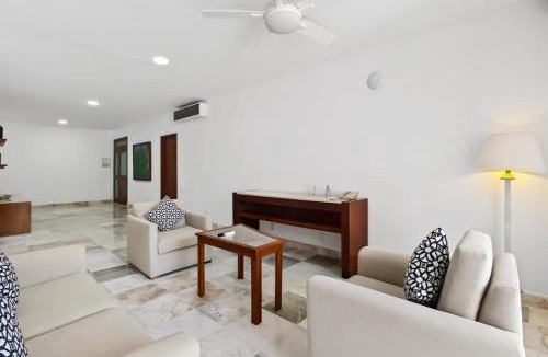 Conchas Chinas House | Modern hillside suite with balcony, city view, pools, gym & full kitchen