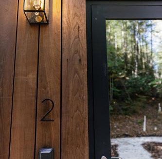 Campton House | Modern Mirror Home w/Hot-tub | “Glass House” #2