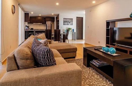 El Marques House | Monet AAC Grand Stay for 8 Guests | SISU Homes