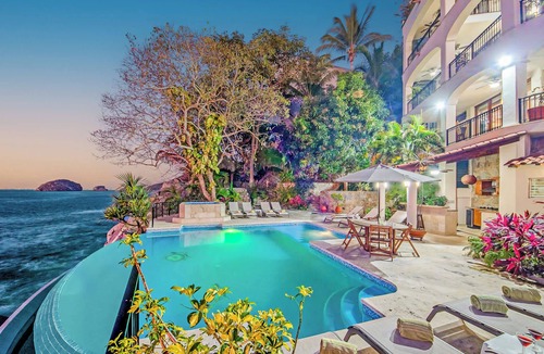 South Shore Hotel Area Villa | [NEW] 5-Star Oceanfront Estate | 7BR w/2 Infinity Pools, Jacuzzi, Full Staff, Shopping Services