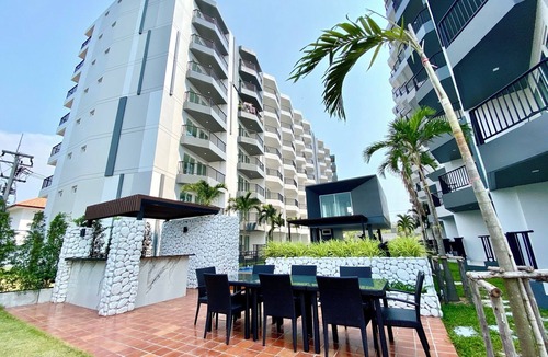 Rayong Condo | Pool view balcony 1 bdrm, modern style w Wi-Fi and AC near the beach