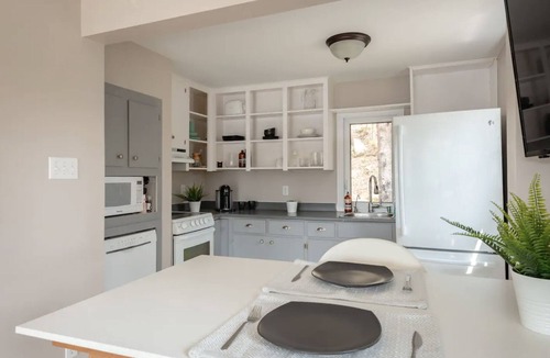 Prospect Bay House | Private Lakefront Escape – Swim, Sip Wine & Stargaze – 25 Mins to Halifax