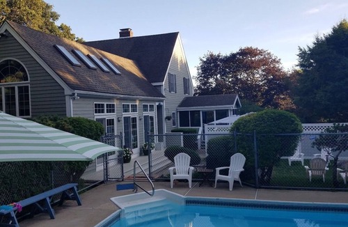 Haversham House | Relaxing private poolside retreat 5 minutes from the beach!