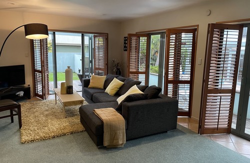 Rothesay Bay House | Room in a tropical garden with a pool and great location on North Shore