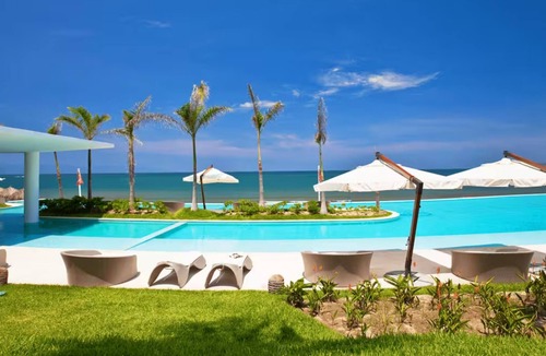 Flamingos Condo | Serene Garden-View retreat at Peninsula