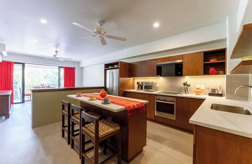 P Chahue Condo | Short Walk to Beach & Town · Top Level · Solana