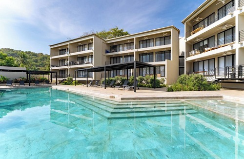P Chahue Condo | Short Walk to Beach & Town · Top Level · Solana