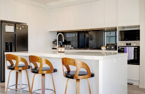 Auckland House | Spacious Home | 2 Lounges, Gym & Deck near Manukau