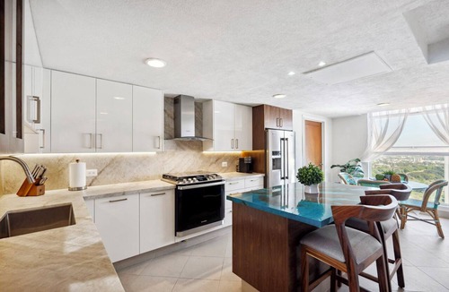 South Hotel Zone Condo | Spectacular Beachfront, Ocean & City Views of Puerto Vallarta - Great Rates!