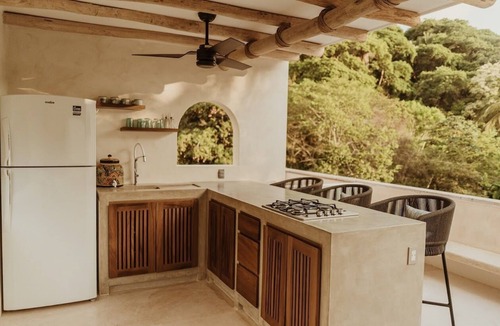 Sayulita House | Stunning 3BD 3.5BA home with infinity salt-water pool. 5m to Sayulita beach.