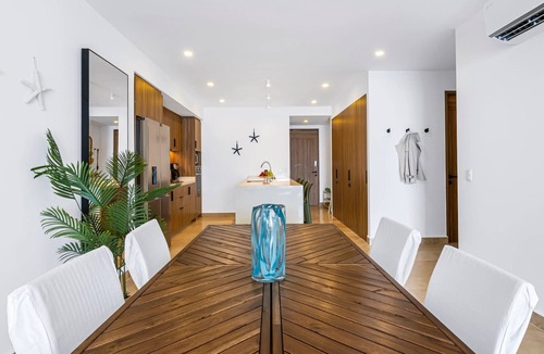 Las Glorias Apartment | Stylish Beachfront 2BR | Balcony Sunsets & Pools